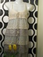 Hermoso vestido en tonos gris y crudo, detalles de calado, encajes. (disponible en negro sólo 1 va quedando)